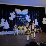 dzieci recytują wiersze