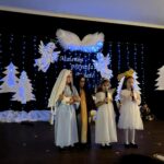 dzieci recytują wiersze