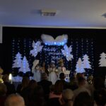 dzieci recytują wiersze