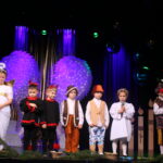 Jasełka- kolędnicy na scenie