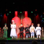 Kolędnicy śpiewają piosenkę