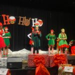 Krasnale rozweselają Mikołaja