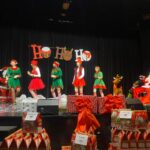 Krasnale rozweseliły Mikołaja