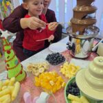 Mama-z-synkiem-polewa-owoce-mleczna-czekolada