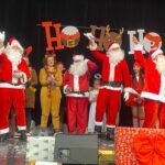 Mikołajowie machają do dzieci