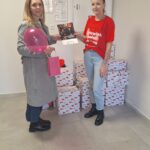 Nauczycielka odbiera podziękowanie