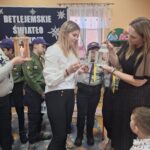 Nauczycielka odpala lampion