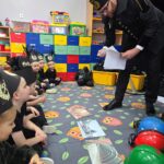 Pan-Daniel-pokazuje-dzieciom-zdjecia-z-kopalni