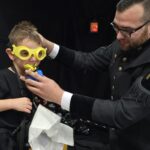 Pan-Daniel-pokazuje-jak-korzystac-ze-sprzeetu-w-razie-wypadku