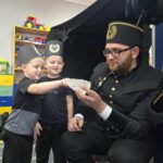 Pan-Daniel-pokazuje-krysztal-soli