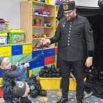 Pan-Daniel-prezentuje-wyposazenie-gornika