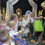 Pani-Dyrektor-wrecza-upominki