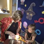 Pani przelewa wosk przez klucz