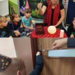 Po trzykrotnym wypowiedzeniu zaklęcia otworzył Franek złotym kluczem drzwi