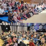 Przedszkolaki ogladaja teatrzyk