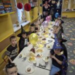 Przedszkolaki przy poczęstunku