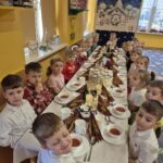 Przedszkolaki przy stole wigilijnym