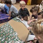 Przedszkolaki rozpakowują prezenty