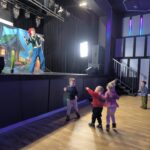 Przedszkolaki tańczą z Krasnalem