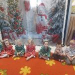 Przedszkolaki z oddziału Żuczki podczas rozmów na temat symboli Bożego Narodzenia