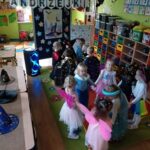 Przedszkolaki z oddziału Żuczki podczas zabawy andrzejkowej z muzyką