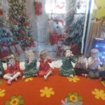 Przedszkolaki z oddziału Żuczki podczas zabawy przy użyciu śnieżynek