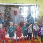 Przedszkolaki z oddziału Żuczki śpiewają świąteczną piosenkę