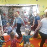 Przedszkolaki z oddziału Żuczki tańczą w kole