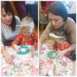 Przedszkolaki z rodzicami wykonuja świteczne dekoracje