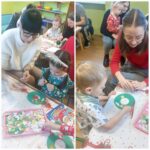 Rodzice z dziećmi przy stole podczas warsztatów ożonarodzeniowych