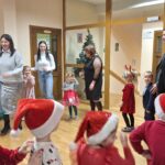 Ruch przy muzyce- dzieci z rodzicami