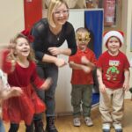 Ruch przy muzyce- dzieci z rodzicami