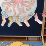 Skarpetki-wczesniakow-zawieszone-na-sznurku