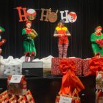 Taniec Krasnali i Kuriera w sortowni paczek