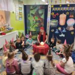 Tulipanki i bratki puszczają w krąg iskierkę przyjaźni