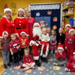 Zdjęcie grupowe Pszczółek z Mikołajem