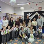 Zdjecie-grupowe-dzieci-z-oddzialu-Krasnoludki-i-rodzicow