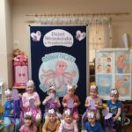 Zdjecie-grupowe-z-praca-plastyczna