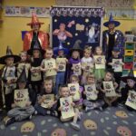 Zdjęcie grupowe z pracą plastyczną