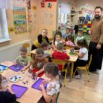 dzieci ozdabiają lampiony