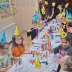 dzieci z oddziału stokrotki poczęstunek