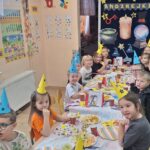 dzieci z oddziału stokrotki robią różdżki