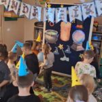 dzieci z oddziału stokrotki tańczą z balonem