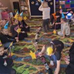 dzieci z oddziału stokrotki wróżą z butów