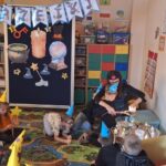 dzieci z oddziału stokrotki wróżą z wosku