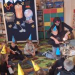 dzieci z oddziału stokrotki wróżą z woskuu