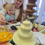 mama-z-coreczka-polewaja-owoce-biala-czekolada