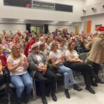 publiczność bije brawa