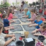 dzieci lepią z gliny