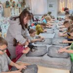 dzieci lepią z gliny